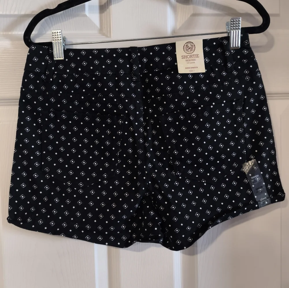 Kohls SO Sz 7 Shortie High Rise Stylish Black Patterned Women's Shorts - Picture 6 of 9